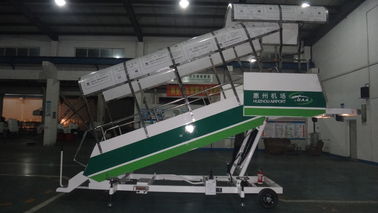 ประเทศจีน บันไดขึ้นเครื่องบินเครื่องบินสีขาวอุปกรณ์สนับสนุนสนามบิน CE ผู้ผลิต